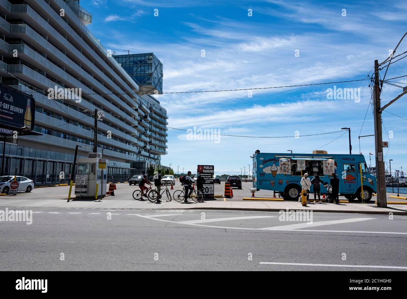 Toronto, Canada. 14 juin 2020. Un camion de crème glacée servant les clients au bord de l'eau du centre-ville de Toronto comme les restrictions COVID-19 sont lentement détendu. Crédit : EXImages/Alamy Live News Banque D'Images