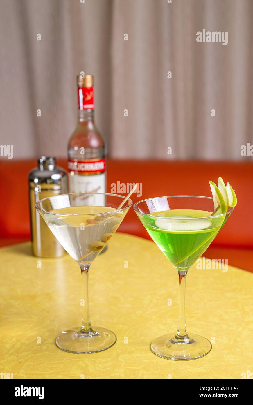 Cocktails martini préparés avec de la vodka Stolichnaya sur une table jaune vintage Banque D'Images
