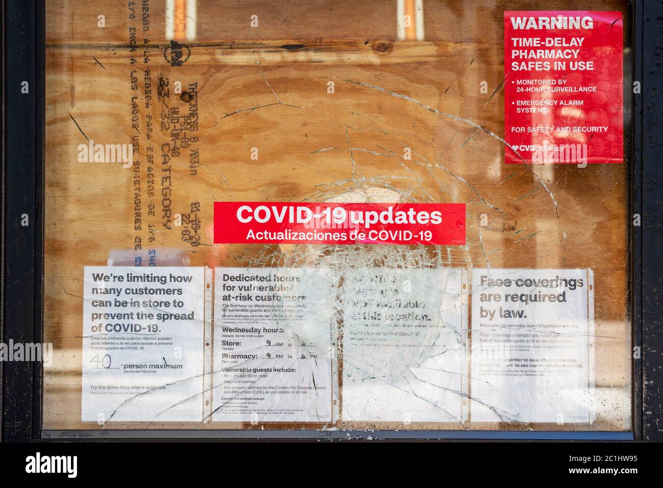 LOUISVILLE - 31 MAI 2020 : mises à jour et avertissements de la COVID-19 dans la fenêtre de bord d'une pharmacie écrasée lors de manifestations à Louisville au cours de la p Banque D'Images