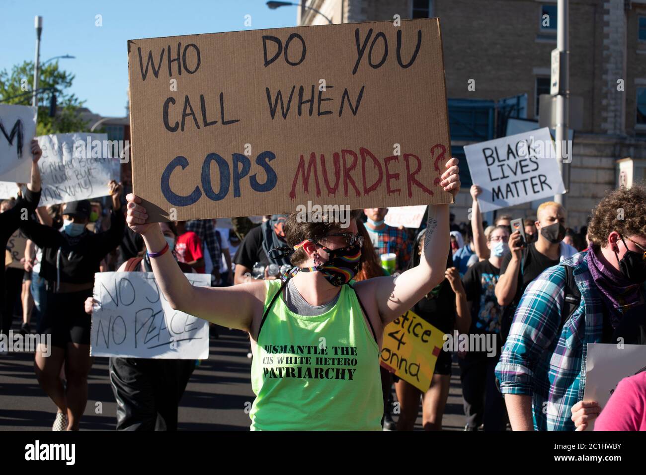 LOUISVILLE - 31 MAI 2020 : un manifestant porte un panneau demandant « qui appelez-vous quand un flics est tué ? » Lors de manifestations à Louisville sur la police k Banque D'Images