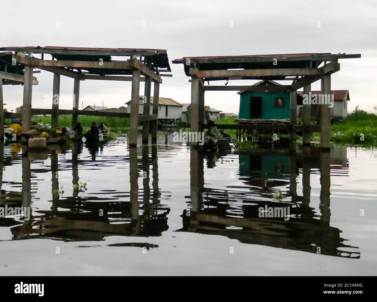 Maisons de pilotis dans le village de Ganvie sur le lac Nokoue, Bénin Banque D'Images