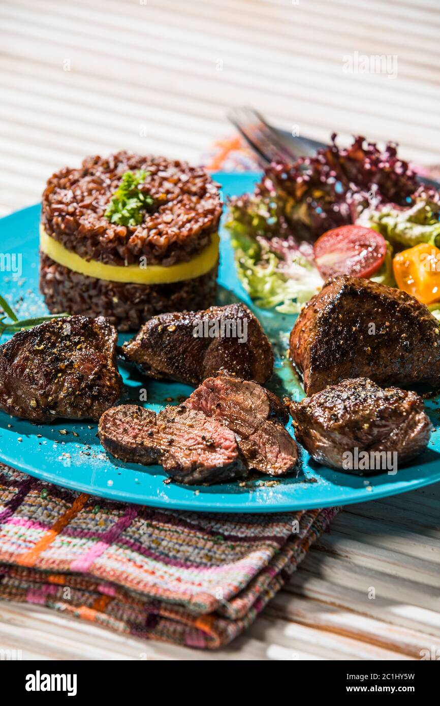 bifteck de kangourou avec riz rouge et mangue Banque D'Images