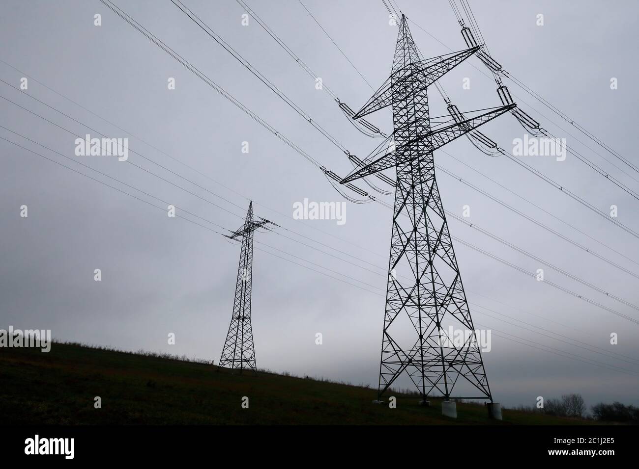 Lignes électriques et pylônes électriques pour le transport d'énergie Banque D'Images