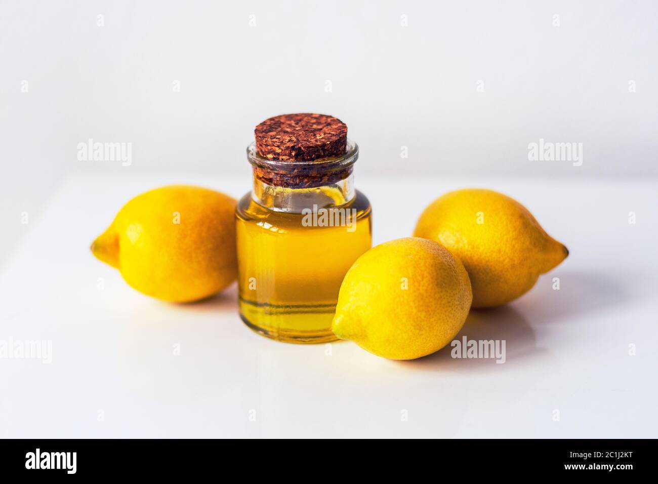 Huile essentielle de citron et fruits sur fond blanc. Cosmétiques naturels et concept d'aromathérapie. Mise au point sélective Banque D'Images