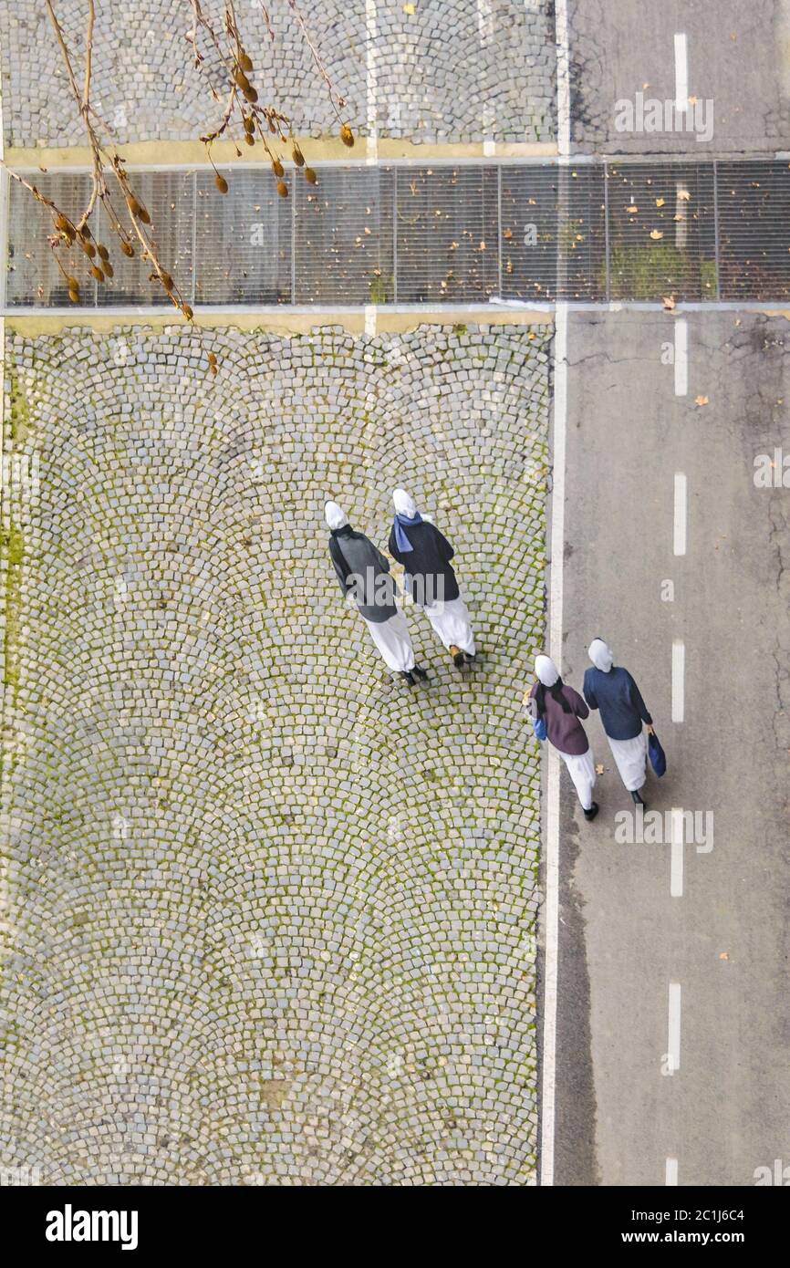 Nuns Walking à Tiber Walkway, Rome, Italie Banque D'Images