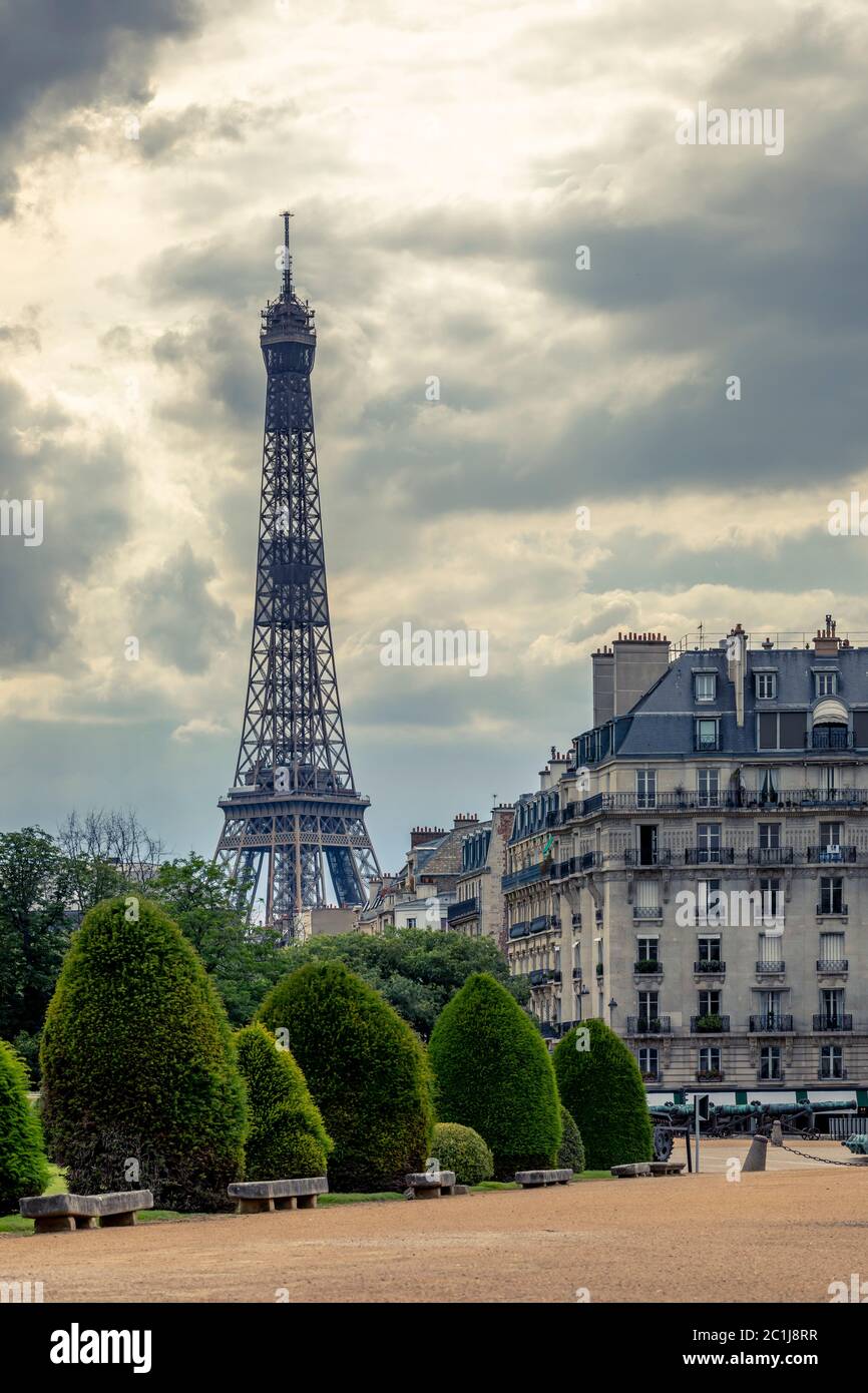 Paris, France - 10 juin 2020 : entrée du bâtiment des Invalides et de la tour Eiffel en arrière-plan Banque D'Images