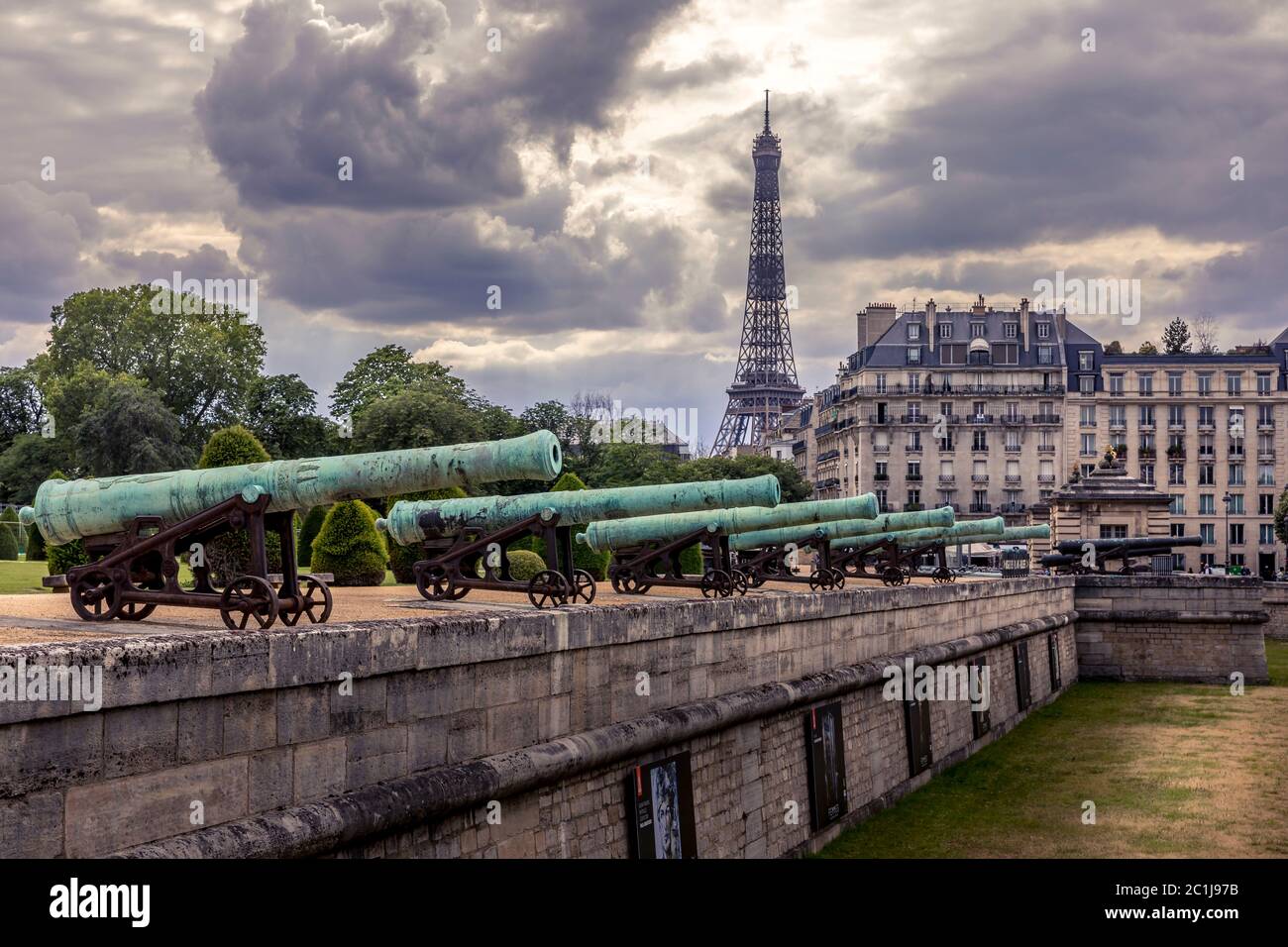 Paris, France - 10 juin 2020 : les canons de guerre à l'entrée du bâtiment des Invalides et la tour Eiffel en arrière-plan Banque D'Images