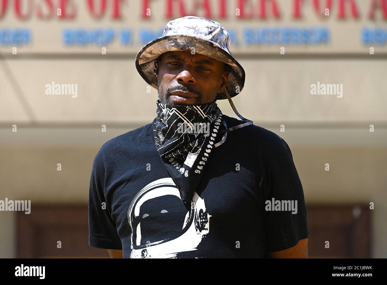 New York, États-Unis. 15 juin 2020. L’artiste Dawud West a photographié à côté de son œuvre « Black Lives Matter » peint en jaune vif le long de la rue Fulton dans le quartier Bedford-Stuyvesant de Brooklyn, New York, le 15 juin 2020. La fresque de rue achevée, conçue par l'artiste Dawud West, fait partie du mouvement contre le racisme systémique contre la communauté afro-américaine et la brutalité policière, avec des protestations mondiales contre la mort de George Floyd, qui a été tué le 25 mai par la police de Minneapolis. (Anthony Behar/Sipa USA) crédit: SIPA USA/Alay Live News Banque D'Images
