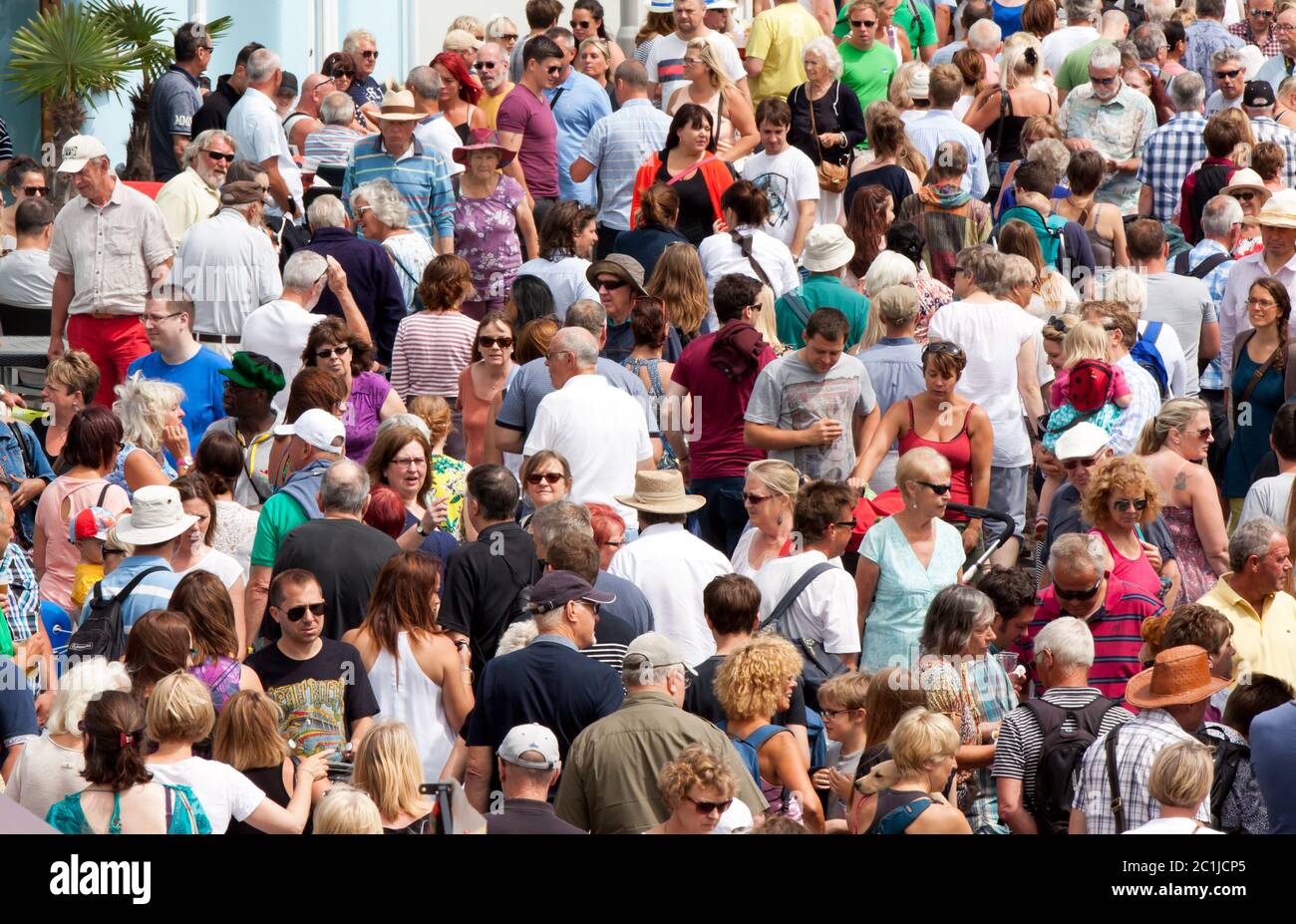 Les foules de gens apprécient un festival de fruits de mer sur Custom House Quay, Weymouth, Dorset. Banque D'Images