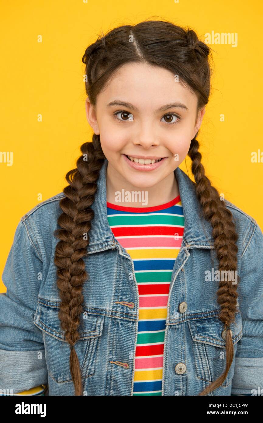 Belle Fille De Couverture Fille Heureuse Fond Jaune Enfant Fille Avec Un Sourire Mignon Petite Fille Avec Une Longue Coiffure Tressee Beaute Salon De Coiffure Mode Et Style Enfance Et Petite Fille