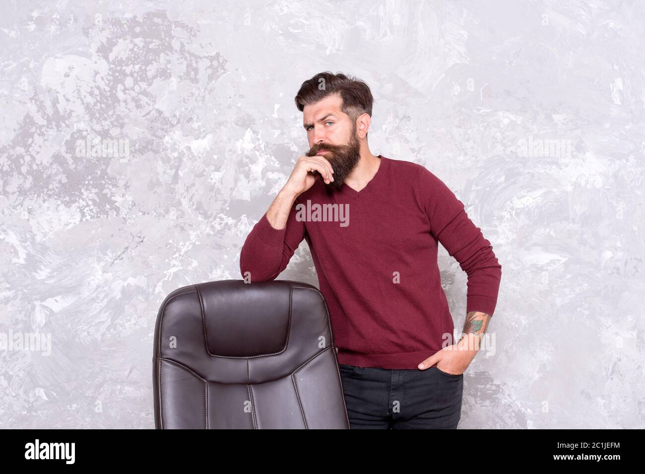 Besoin d inspiration pour une garde robe de bureau. Un vrai hipster sur la chaise. Homme barbu porter un style decontracte. Tenue decontractee pour hommes. Decontracte pour hommes. Decontracte et conf...