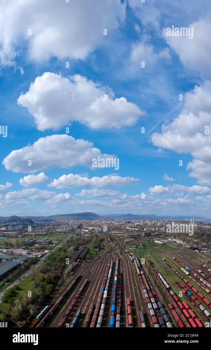 Vue aérienne de trains colorés sur une station Banque D'Images