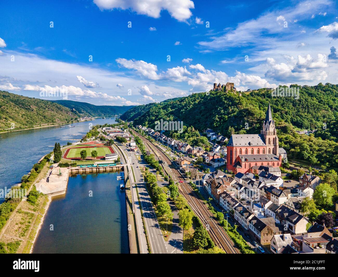 Vue aérienne sur Oberwesel am Rhein. Petite ville sur le Rhin supérieur, Mittelrhein. Carte postale panoramique avec ciel bleu, nuages. Rhinel Banque D'Images
