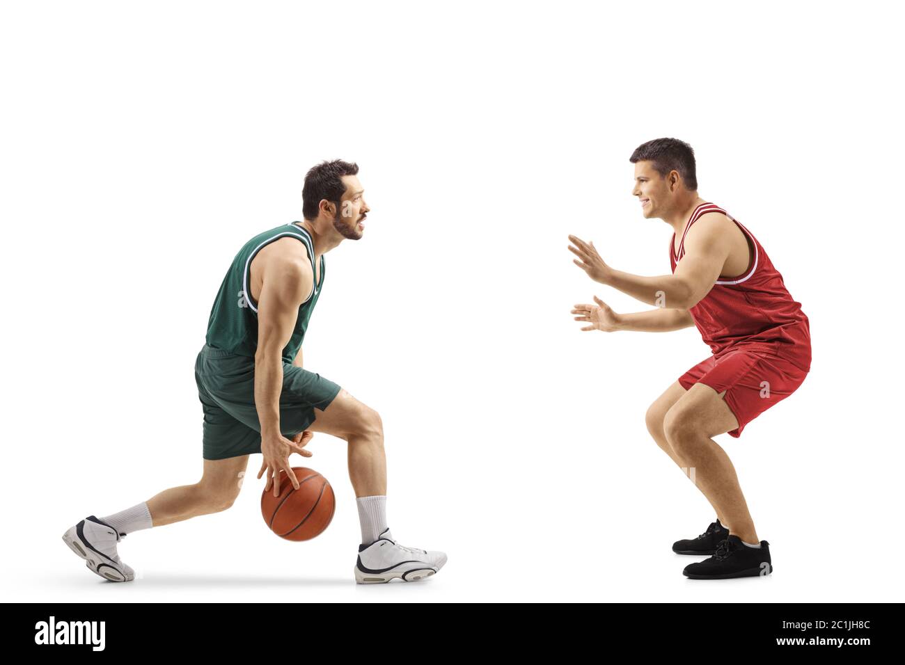 Photo de profil pleine longueur de deux joueurs de basket-ball professionnels jouant au basket-ball isolés sur fond blanc Banque D'Images