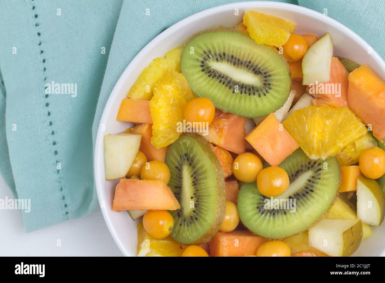Salade de fruits - photo vue du dessus de divers fruits, kiwi, ananas, pawpaw, poire et orange de groseille Banque D'Images