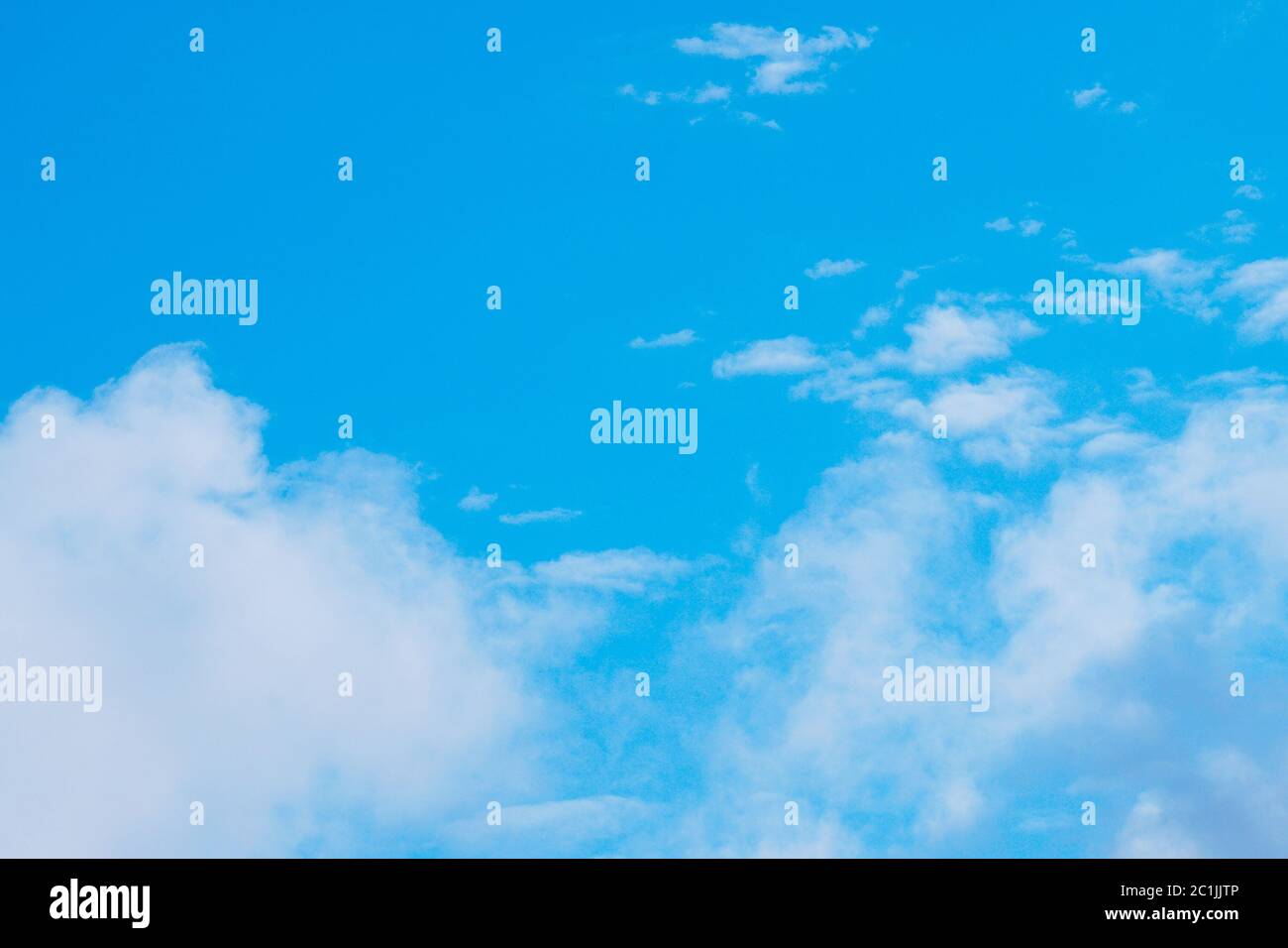 Ciel bleu et nuages Banque D'Images