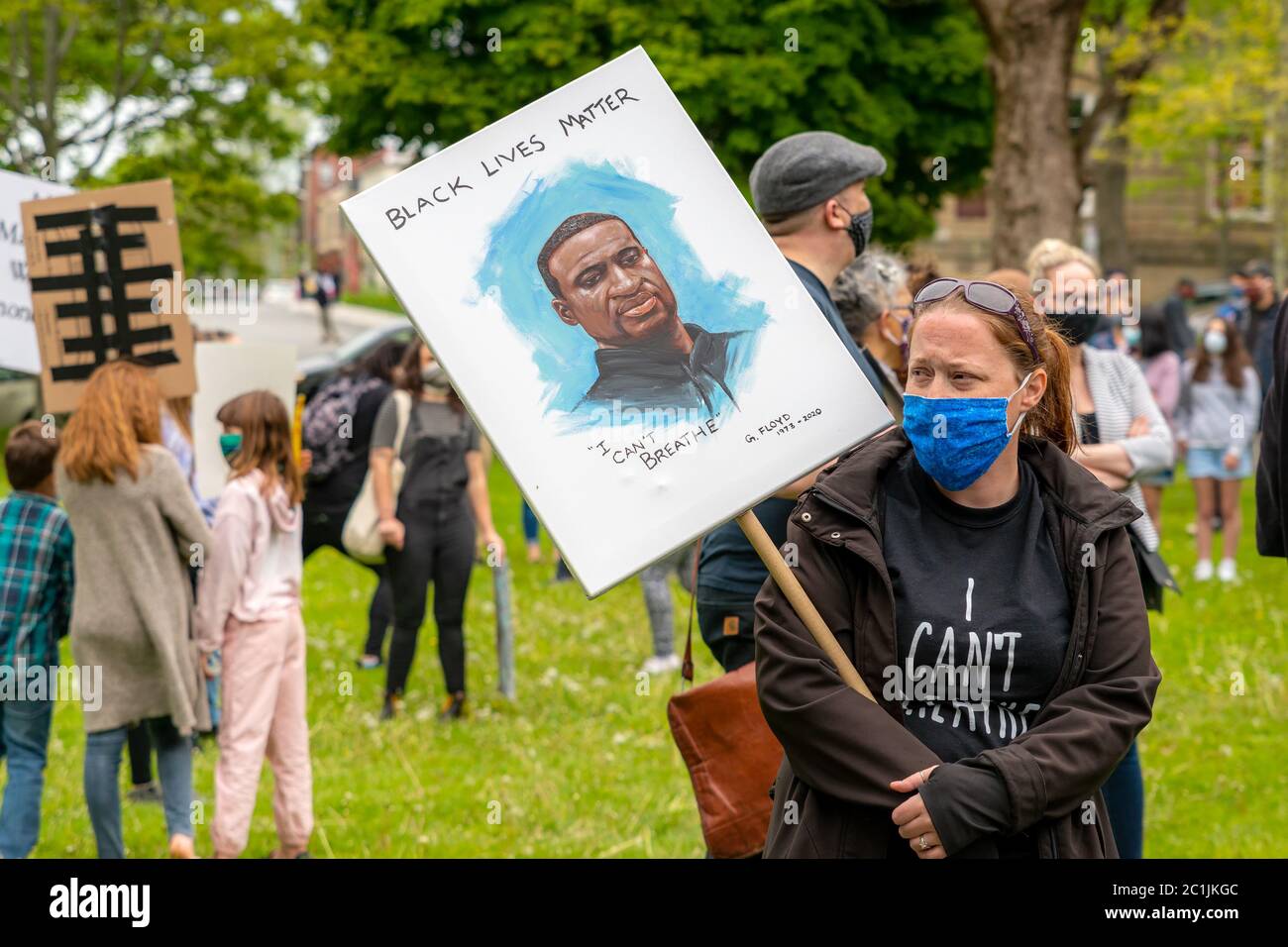 Saint John, NB, Canada - le 14 juin 2020 : rassemblement de la vie noire. Un manifestant portant un masque porte un signe avec une photo de George Floyd. Banque D'Images