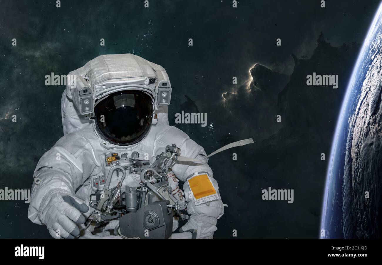 Astronaute et planète dans l'espace profond. Science-fiction Banque D'Images