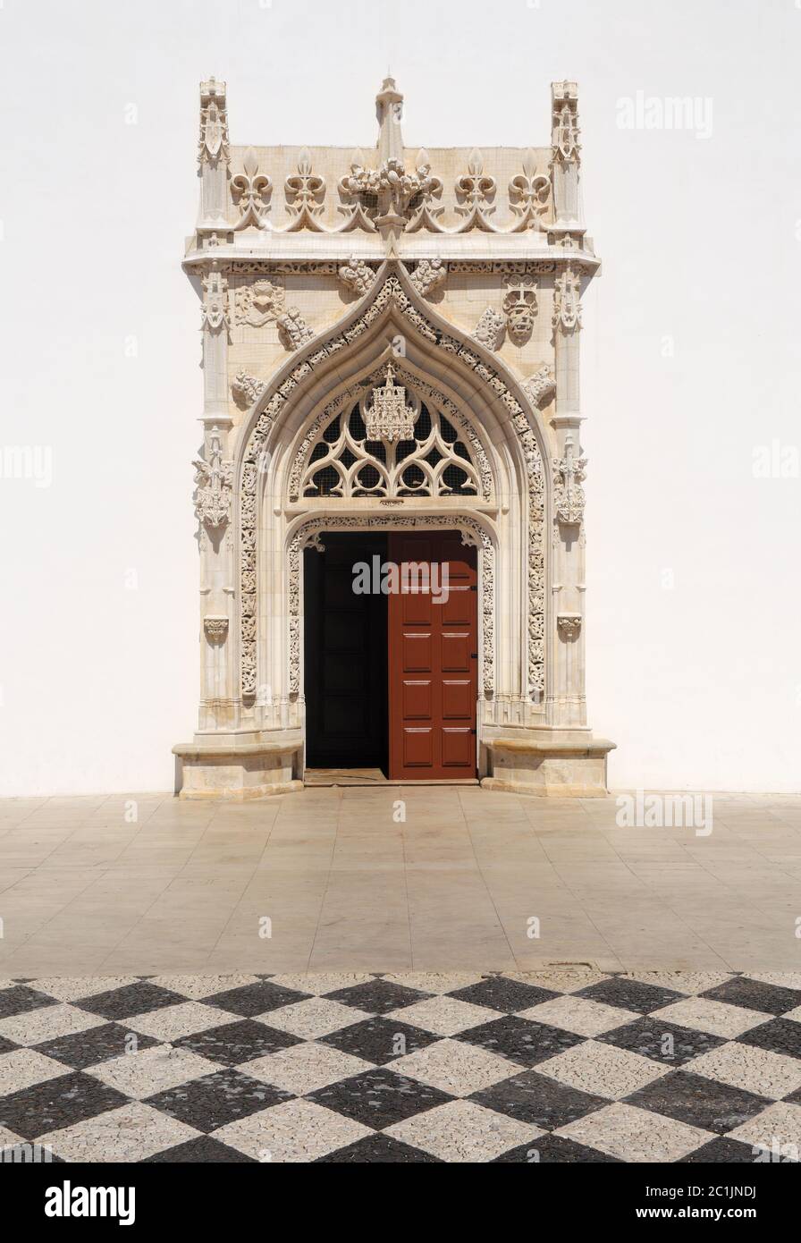 Portugal Tomar. Portail de l'église Saint-Jean-Baptiste, construite entre le XVe et le XVIe siècle. Pavés noir et blanc type au premier plan Banque D'Images