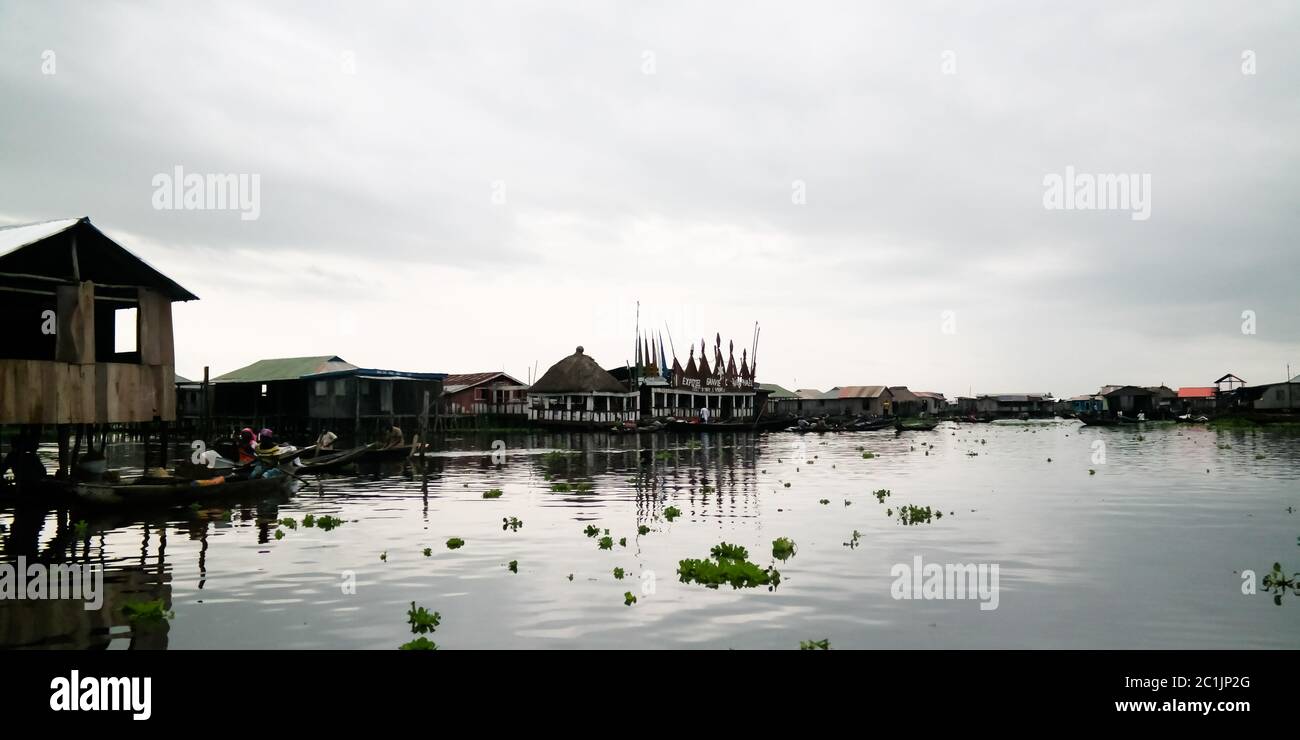 Maisons de pilotis dans le village de Ganvie sur le lac Nokoue, Bénin Banque D'Images