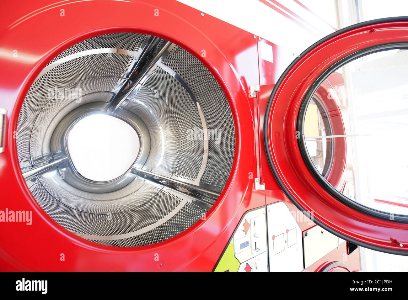 Close up de la blanchisserie industrielle machine dans une laverie publique Banque D'Images