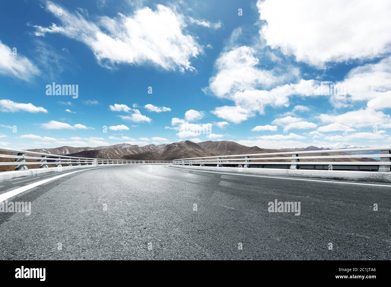 autoroute à travers la montagne avec ciel bleu Banque D'Images