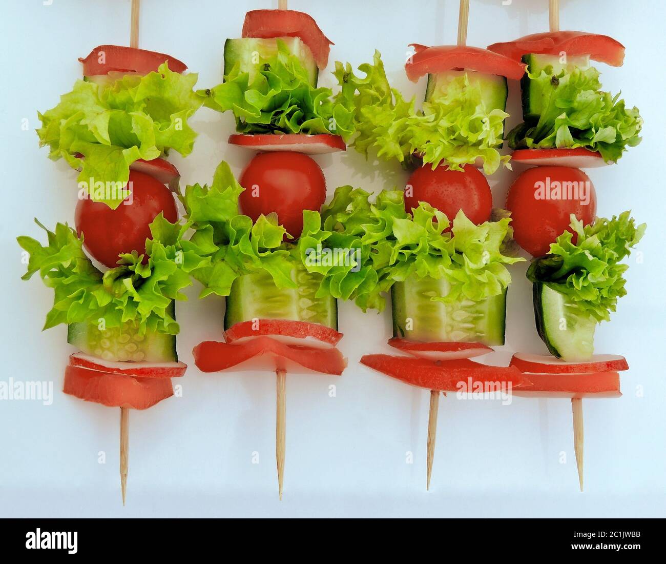 Vue de dessus des hors-d'œuvre de légumes sur des brochettes de bois isolées sur blanc Banque D'Images