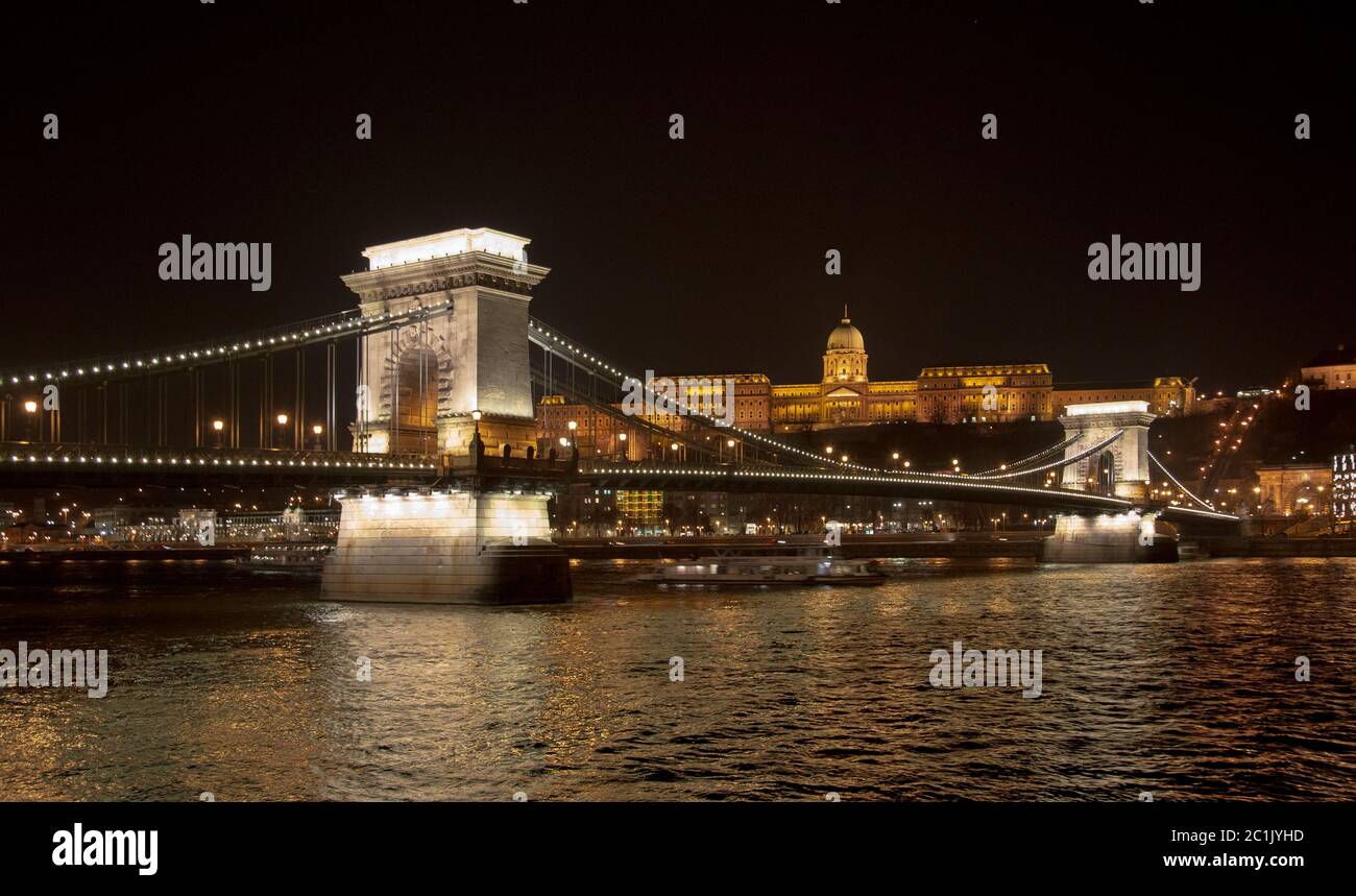 Pont des Chaînes sur le Danube à Budapest Hongrie ville Banque D'Images