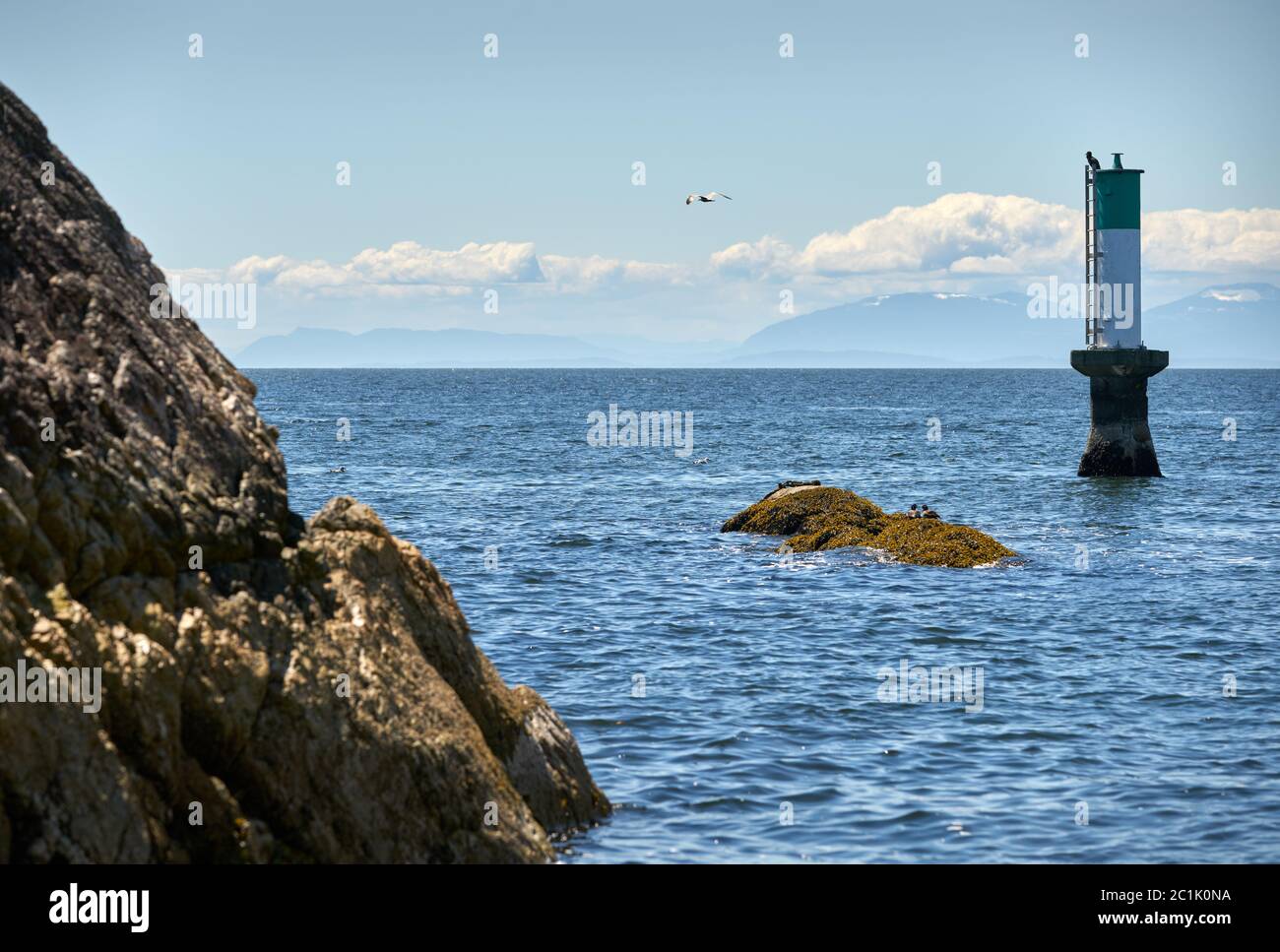 Croisière sur la côte ouest du détroit de Georgia en Colombie-Britannique. Aide à la navigation sur le bord du détroit de Georgia en Colombie-Britannique. L'île de Vancouver en arrière-plan. Banque D'Images