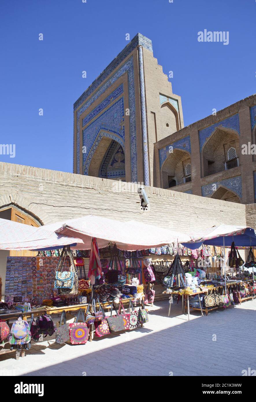 rue touristique avec souvenirs dans la vieille ville. Khiva. Ouzbékistan Banque D'Images