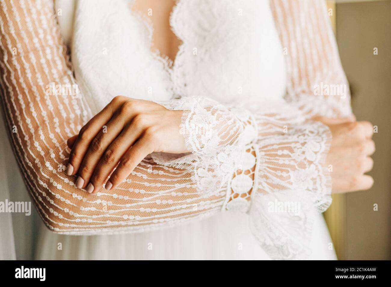 Mariée mains avec dentelle robe de mariage Banque D'Images
