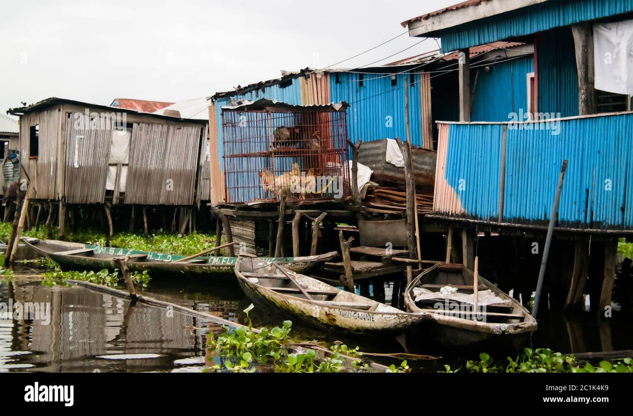 Maisons de pilotis dans le village de Ganvie sur le lac Nokoue, Bénin Banque D'Images