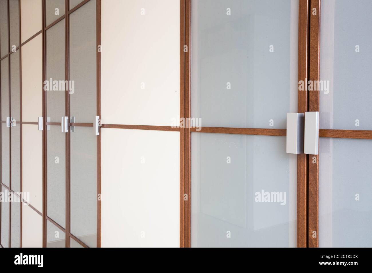 Les portes de penderie blanche en bois libre pour les vêtements nouveau design moderne Banque D'Images