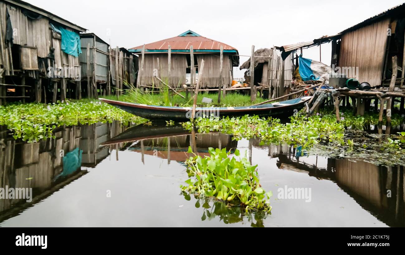 Maisons de pilotis dans le village de Ganvie sur le lac Nokoue, Bénin Banque D'Images