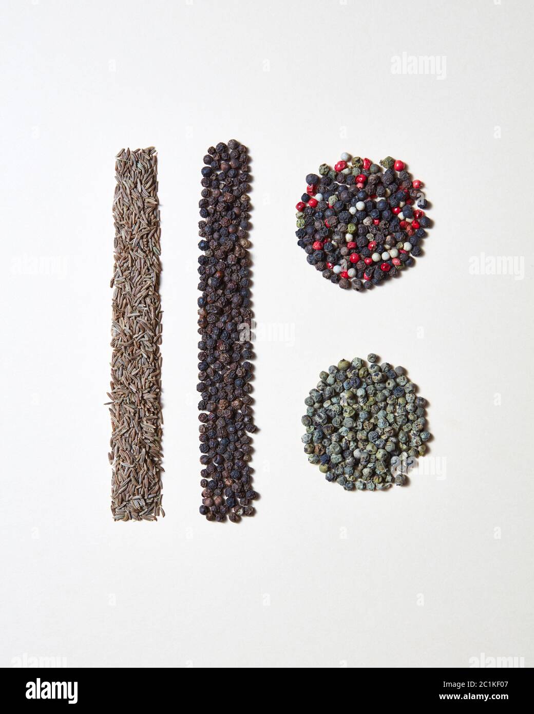 Résumé nourriture modèle géométrique avec des épices naturelles biologiques - diverses sortes de poivre, herbe de carvi isolée sur un backgrou blanc Banque D'Images