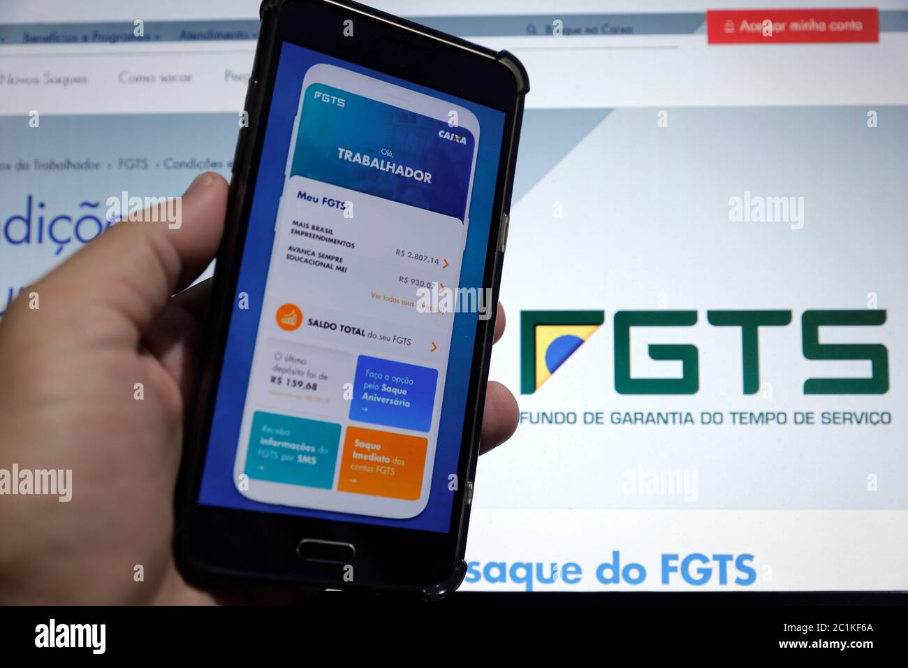 Minas Gerais / Brésil - 15 juin 2020: Écran d'ordinateur et téléphone cellulaire avec Caixa banque FGTS demande de retrait financier d'urgence. Banque D'Images