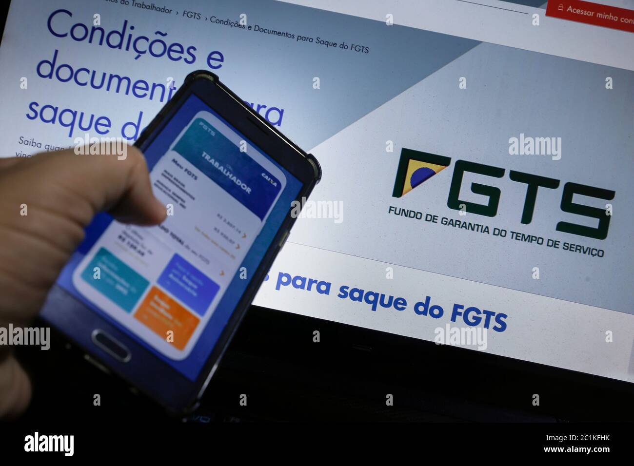 Minas Gerais / Brésil - 15 juin 2020: Écran d'ordinateur et téléphone cellulaire avec Caixa banque FGTS demande de retrait financier d'urgence. Banque D'Images
