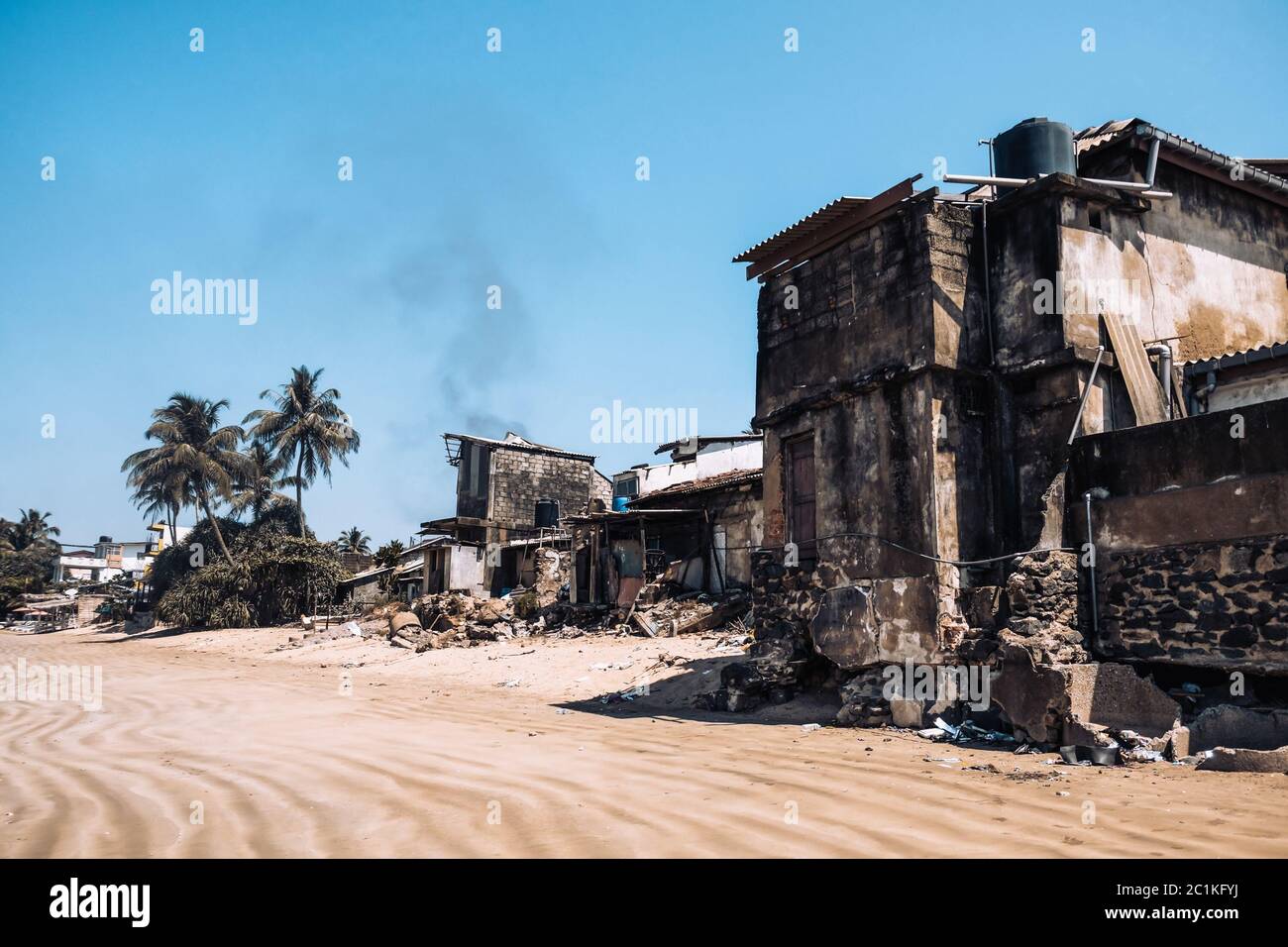 Des bâtiments endommagés par le feu au milieu de la plage touristique populaire au Sri Lanka. Endroit pollué et endommagé près de la plage de surf. Banque D'Images