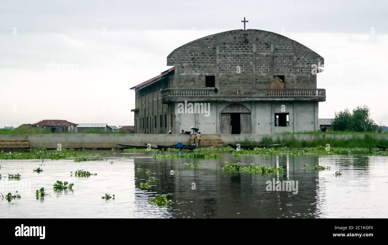 Maisons et église de pilotis dans le village de Ganvie sur le lac Nokoue, Bénin Banque D'Images