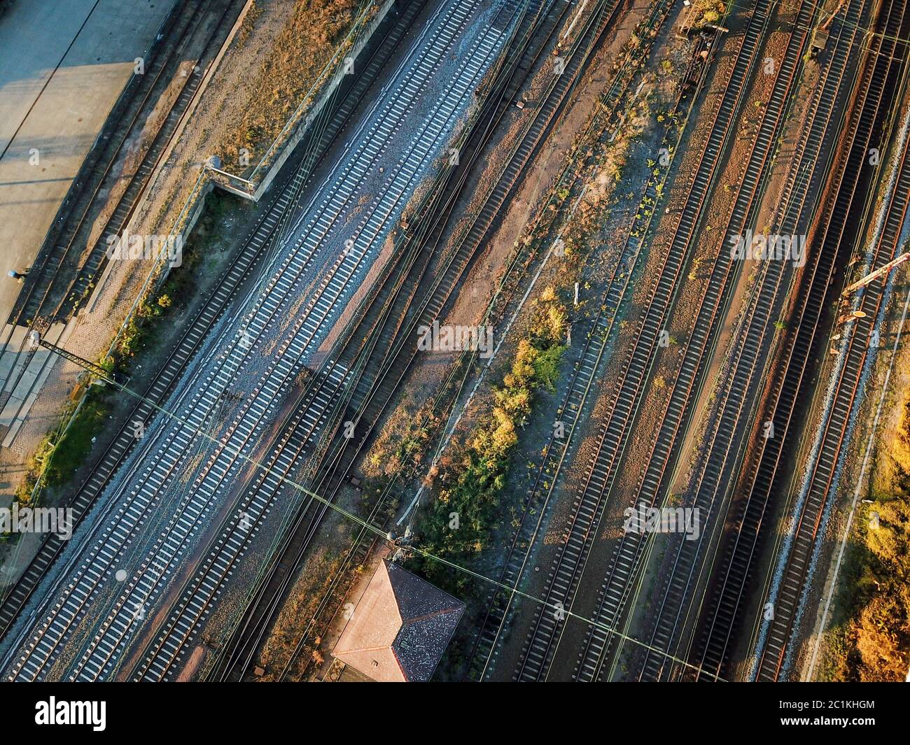 Infrastructure du système de voies avec trains, commutateurs, ponts routiers et rails Banque D'Images