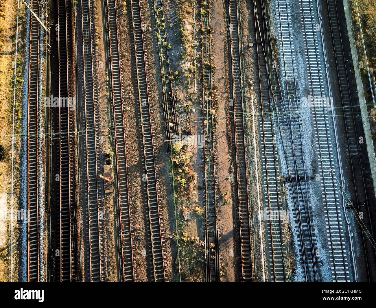 Infrastructure du système de voies avec trains, commutateurs, ponts routiers et rails Banque D'Images