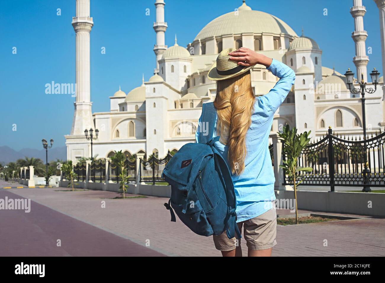 Femme voyageur de la Grande Mosquée Sheikh Zayed à Fujairah, Émirats arabes Unis Banque D'Images