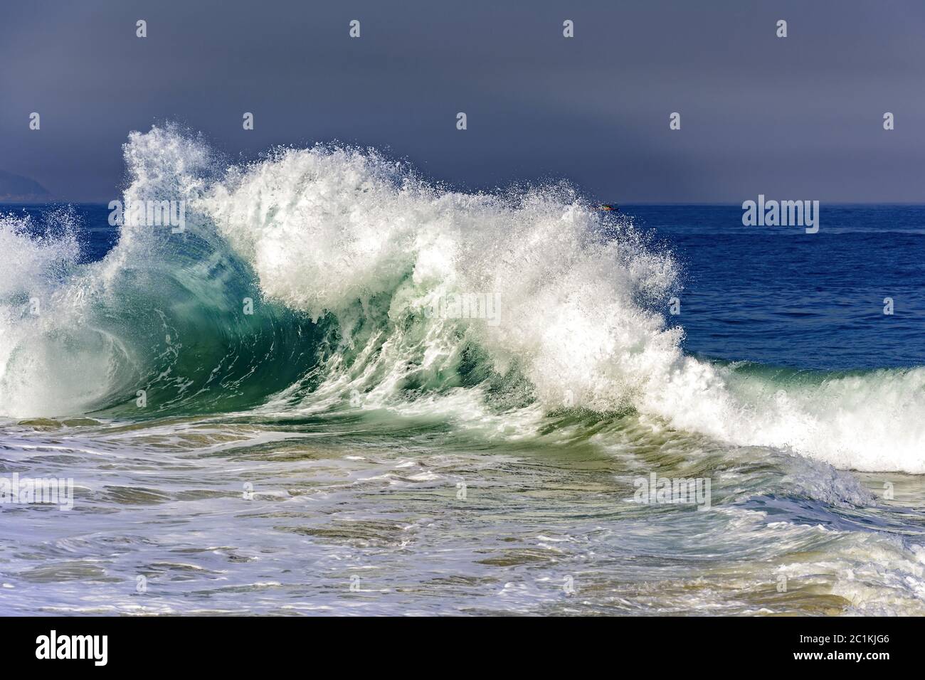 Grande vague bleue se brisant sur la plage d'Ipanema Banque D'Images
