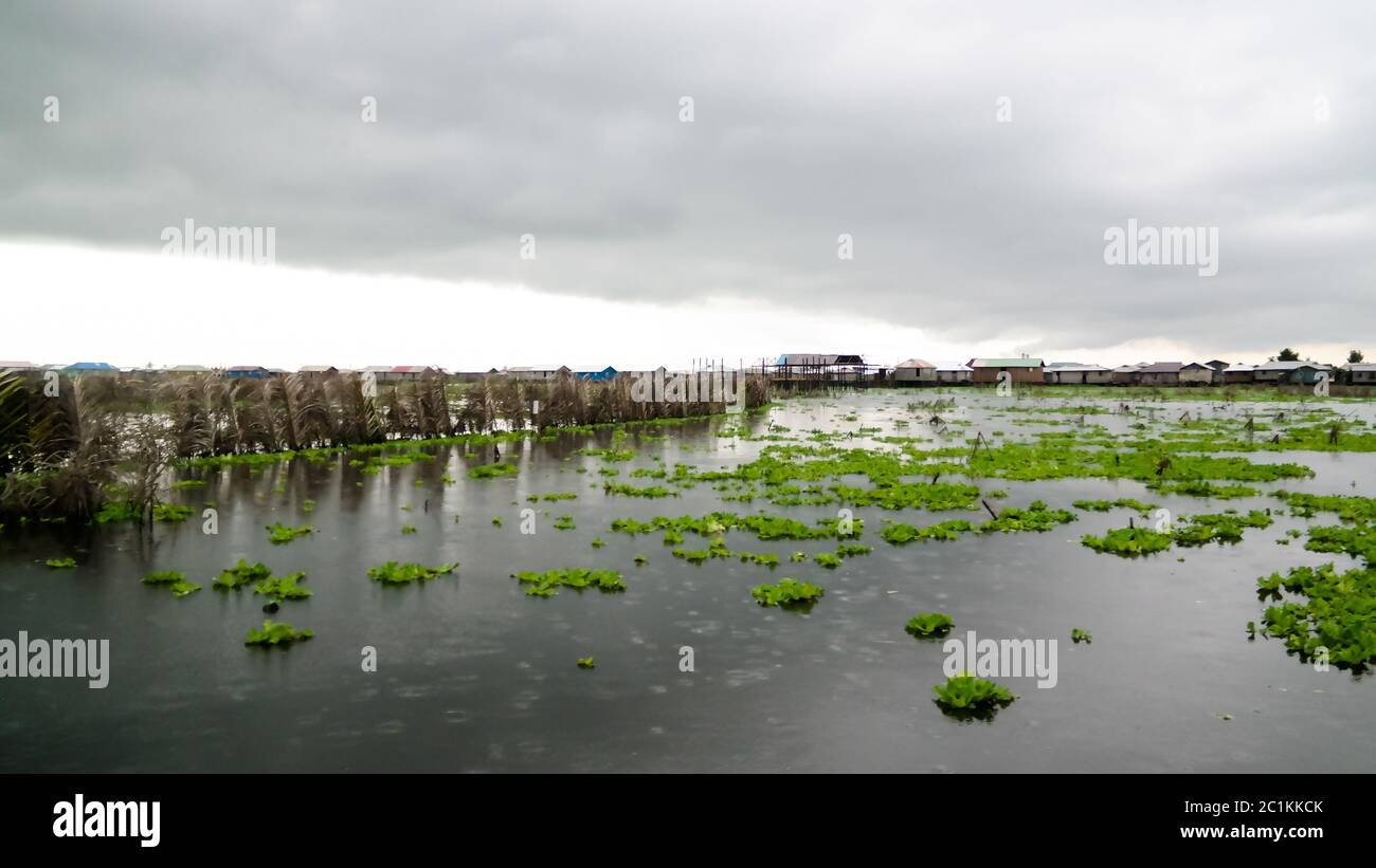 Maisons de pilotis dans le village de Ganvie sur le lac Nokoue, Bénin Banque D'Images