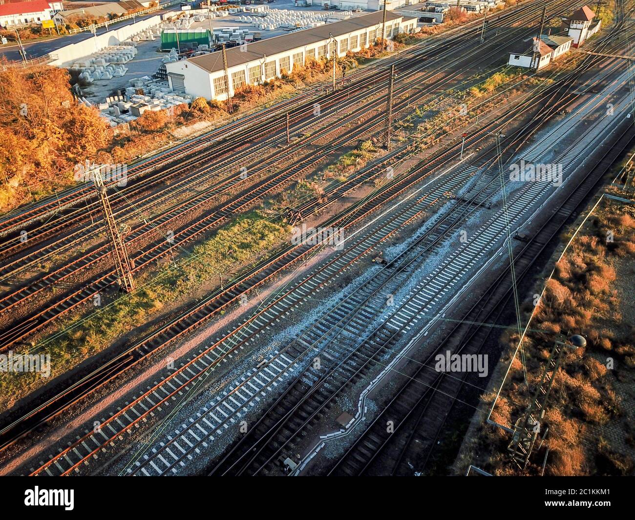 Infrastructure du système de voies avec trains, commutateurs, ponts routiers et rails Banque D'Images