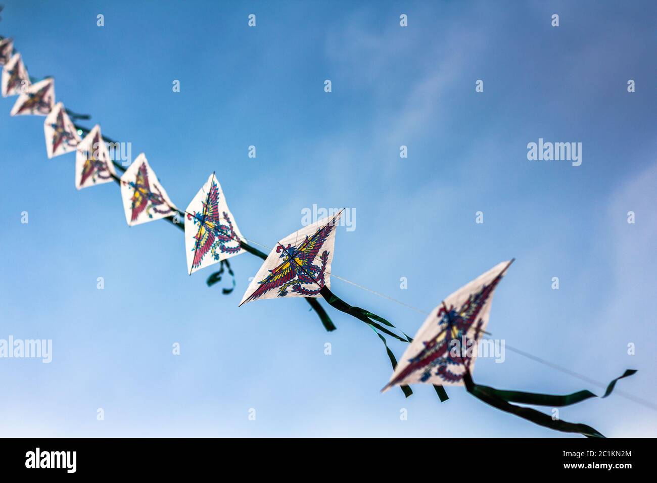 Vol d'un cerf-volant sur le Tempelhofer Feld à Berlin Banque D'Images