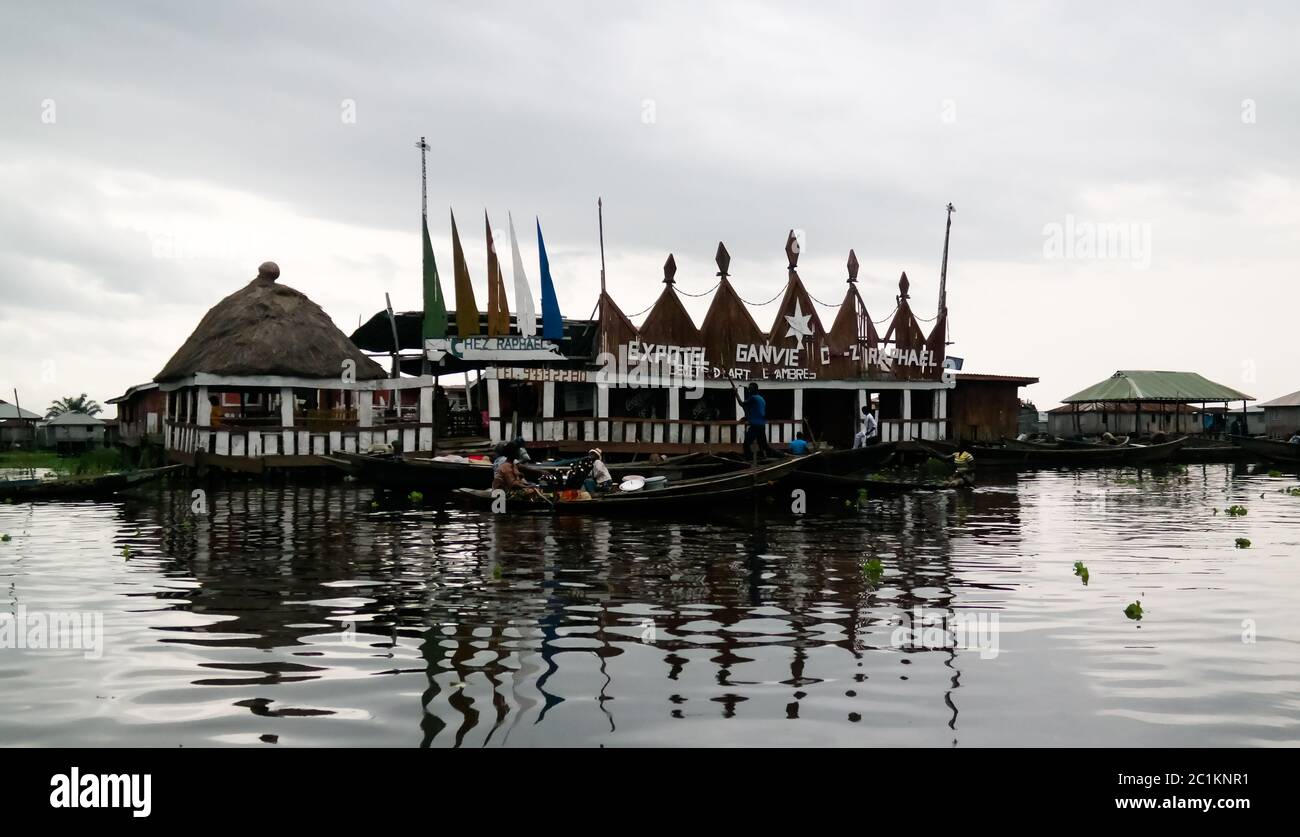 Maisons de pilotis dans le village de Ganvie Tofinu sur le lac Nokoue, Bénin Banque D'Images