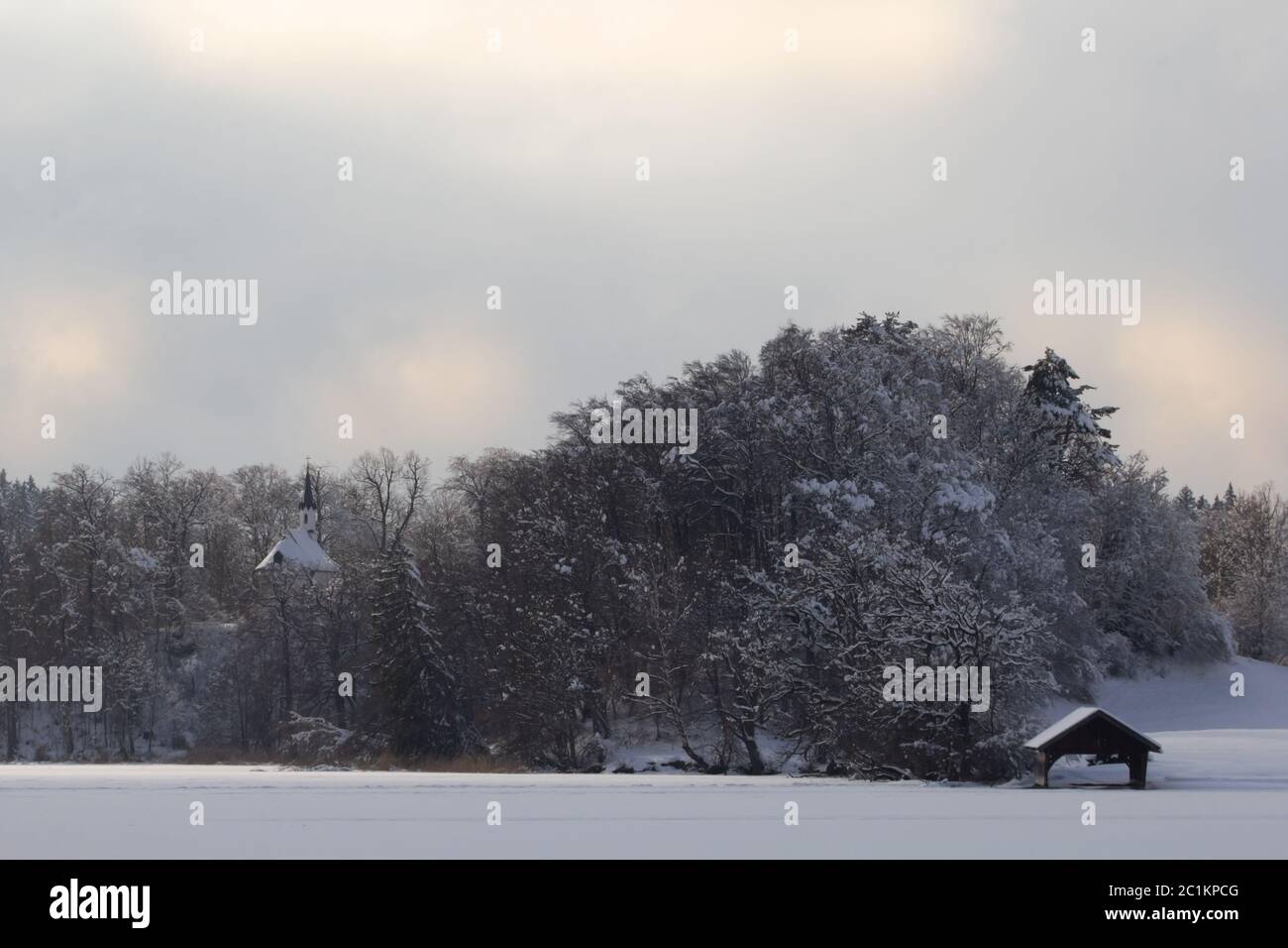 L'hiver s'est rempli de neige et a encore une fois couvert la terre. Banque D'Images