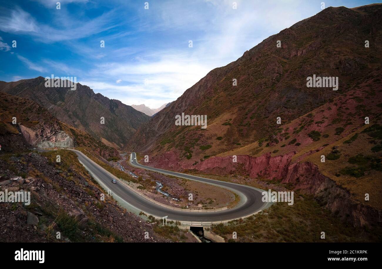 Route en serpentin dans le col de Too-Ashuu et la rivière et la vallée de Kara Balta, région de Chuy du Kirghizistan Banque D'Images