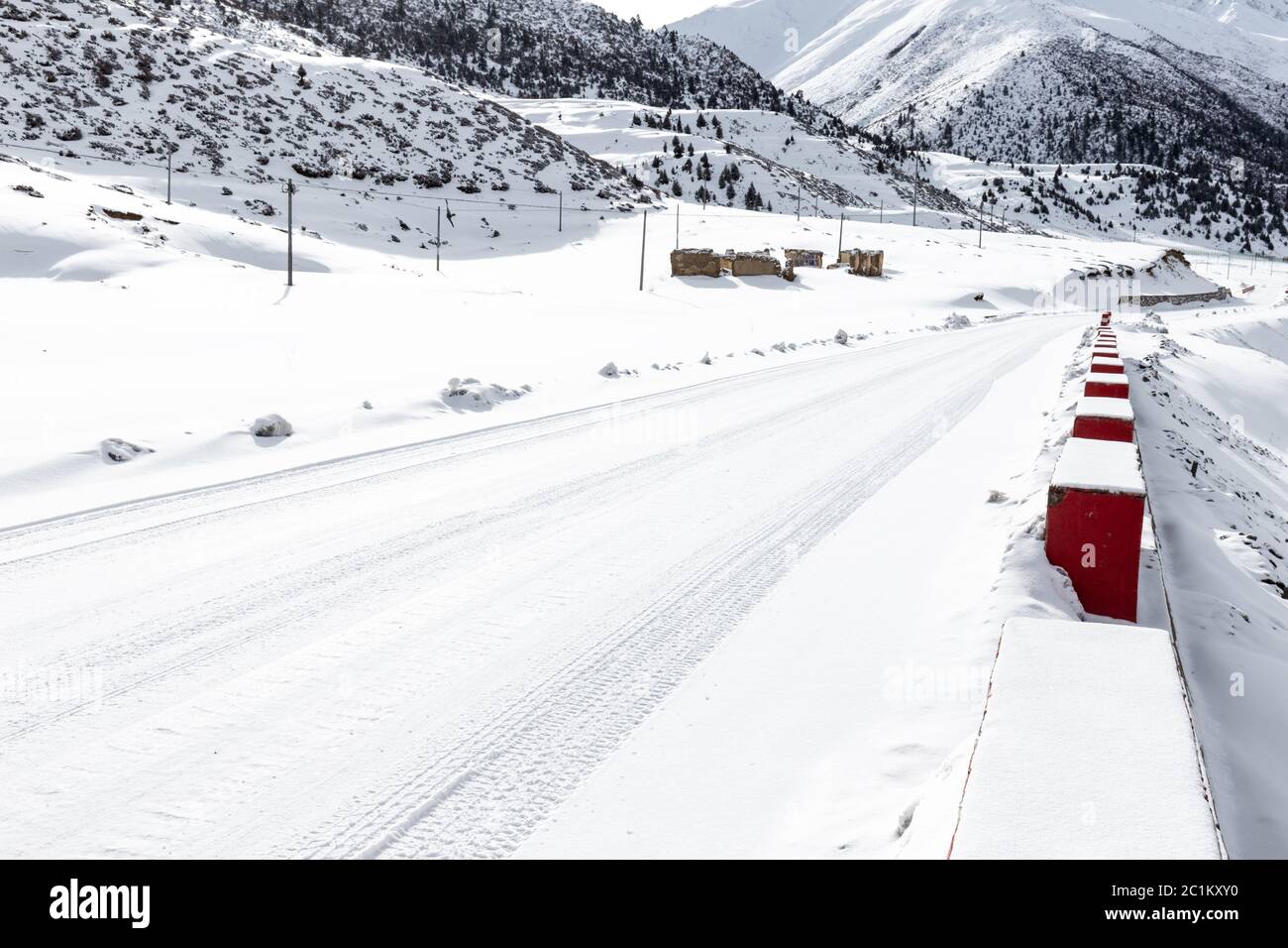 l'autoroute couvrait la neige dans la montagne Banque D'Images